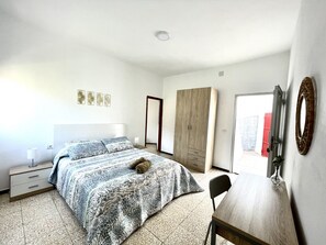 5 habitaciones, tabla de planchar con plancha y cuna de viaje 