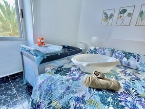 5 habitaciones, tabla de planchar con plancha y cuna de viaje