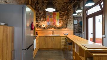 Een koelkast, een magnetron, een oven, een kookplaat