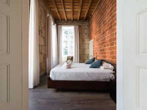 1 quarto, cofres nos quartos, ferros/tábuas de passar roupa