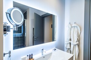 Dusche, Haartrockner, Handtücher, Seife