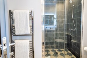 Dusche, Haartrockner, Handtücher, Seife