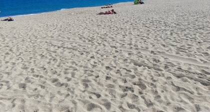 APART 2 Pers renovated, air conditioning, balcony terrace, private parking 50m from the beach