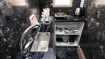 Apartamento | Cozinha privada | Geladeira grande, talheres/pratos/utensílios de cozinha