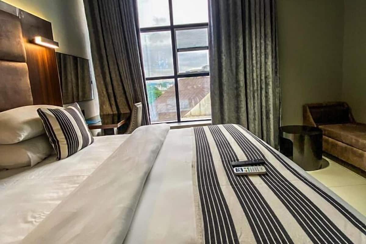 Standaard eenpersoonskamer | Donsdekens, Tempur Pedic-bedden, een kluis op de kamer, een bureau