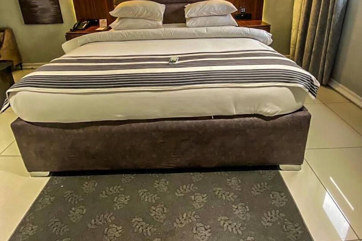 Deluxe eenpersoonskamer | Donsdekens, Tempur Pedic-bedden, een kluis op de kamer, een bureau