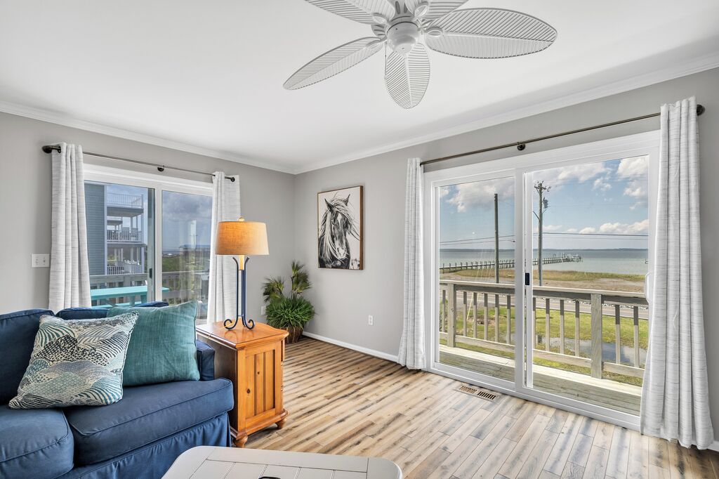 Télévision, lecteur de DVD, table de tennis de table