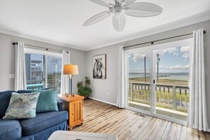 Fernseher, DVD-Player, Tischtennisplatte