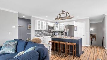 Télévision, lecteur de DVD, table de tennis de table