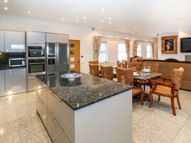 Peti sejuk, mesin basuh pinggan mangkuk, cerek elektrik, pembakar roti 