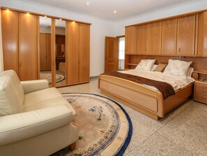 2 makuuhuonetta, yksilöllisesti sisustettu, yksilöllisesti kalustettu