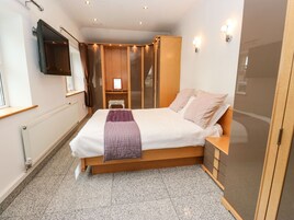 2 Schlafzimmer, individuell dekoriert, individuell eingerichtet