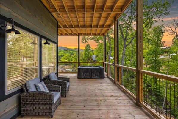 Cabin, 5 Bedrooms | Outdoor spa tub