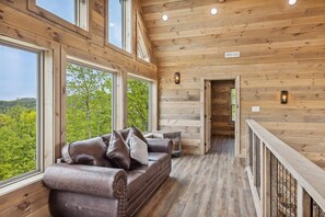 Cabaña, 5 habitaciones | Área de sala de estar | Smart TV 