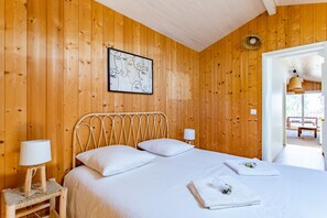 2 bedrooms, iron/ironing board, travel cot, free WiFi