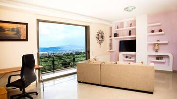 Apartment | 3 bedrooms, desk