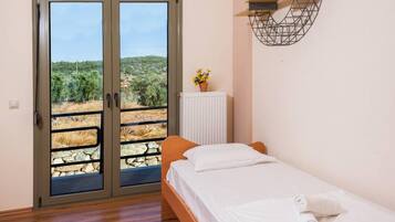 Apartment | 3 bedrooms, desk