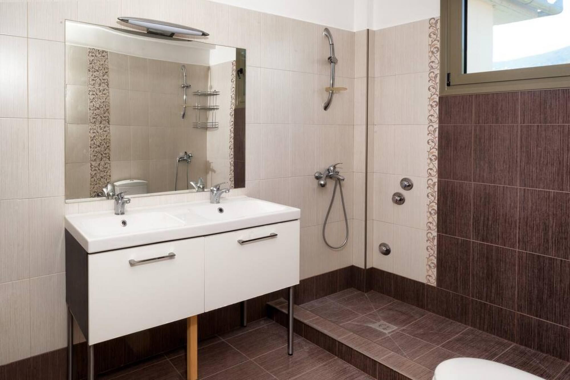 Apartment | Bathroom | Free toiletries, towels