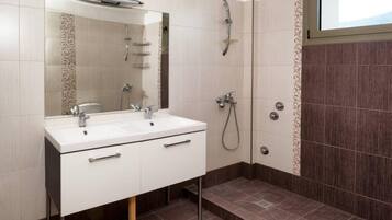 Apartment | Bathroom | Free toiletries, towels