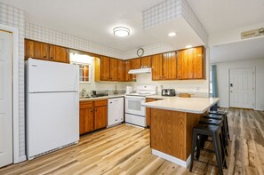 Fridge, microwave, oven, dishwasher - Shore Beats Work by Seaside Vacations & Sales (Chincoteague Island)