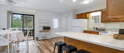 Réfrigérateur, micro-ondes, four, lave-vaisselle