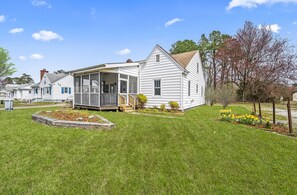 Exterior - Starbright Cottage by Seaside Vacations & Sales (Chincoteague)