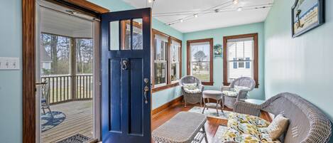 Een flatscreentelevisie en een open haard