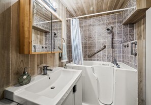 Bathroom - Starbright Cottage by Seaside Vacations & Sales (Chincoteague)