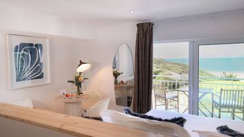 Habitación panorámica | Minibar, caja de seguridad en la habitación y insonorización