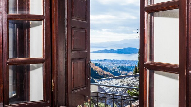 An open wooden door with a view of a lake and mountains. - Maria s Cozy Loft in Makrinitsa (Volos)