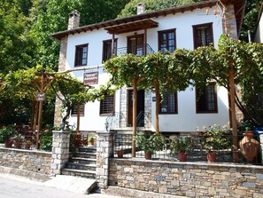 Studio | Exterior - Heliodora Deluxe Triple Room 3 (Zagora-Mouresi)