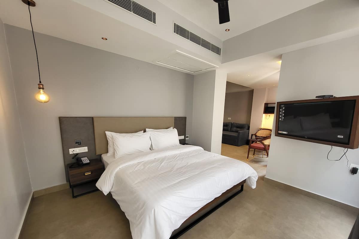 Executive Suite, 1 King Bed with Sofa bed, Non Smoking, City View | 1 bedroom, Egyptian cotton sheets, premium bedding, Select Comfort beds