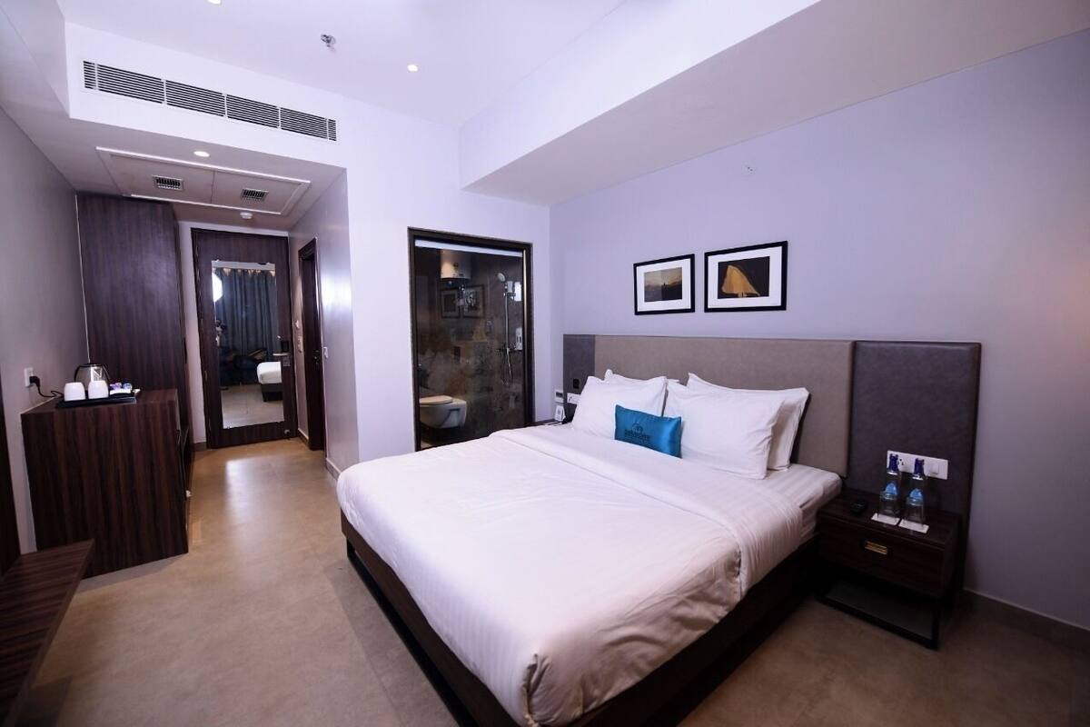 Egyptian cotton sheets, premium bedding, Select Comfort beds, minibar