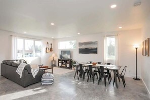 Televisión y oficina 