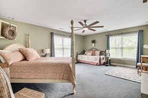 3 bedrooms, iron/ironing board, free WiFi, bed sheets - Secluded Mountain House on 12 acres w/ Pond! 20 min to downtown Chattanooga! (Chattanooga)