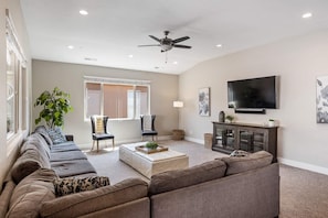 TV, video games - Red Sand Hideaway #119: Private Hot Tub + Paradise Village Waterpark!! (Santa Clara)