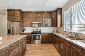 Fridge, microwave, oven, stovetop - Red Sand Hideaway #119: Private Hot Tub + Paradise Village Waterpark!! (Santa Clara)