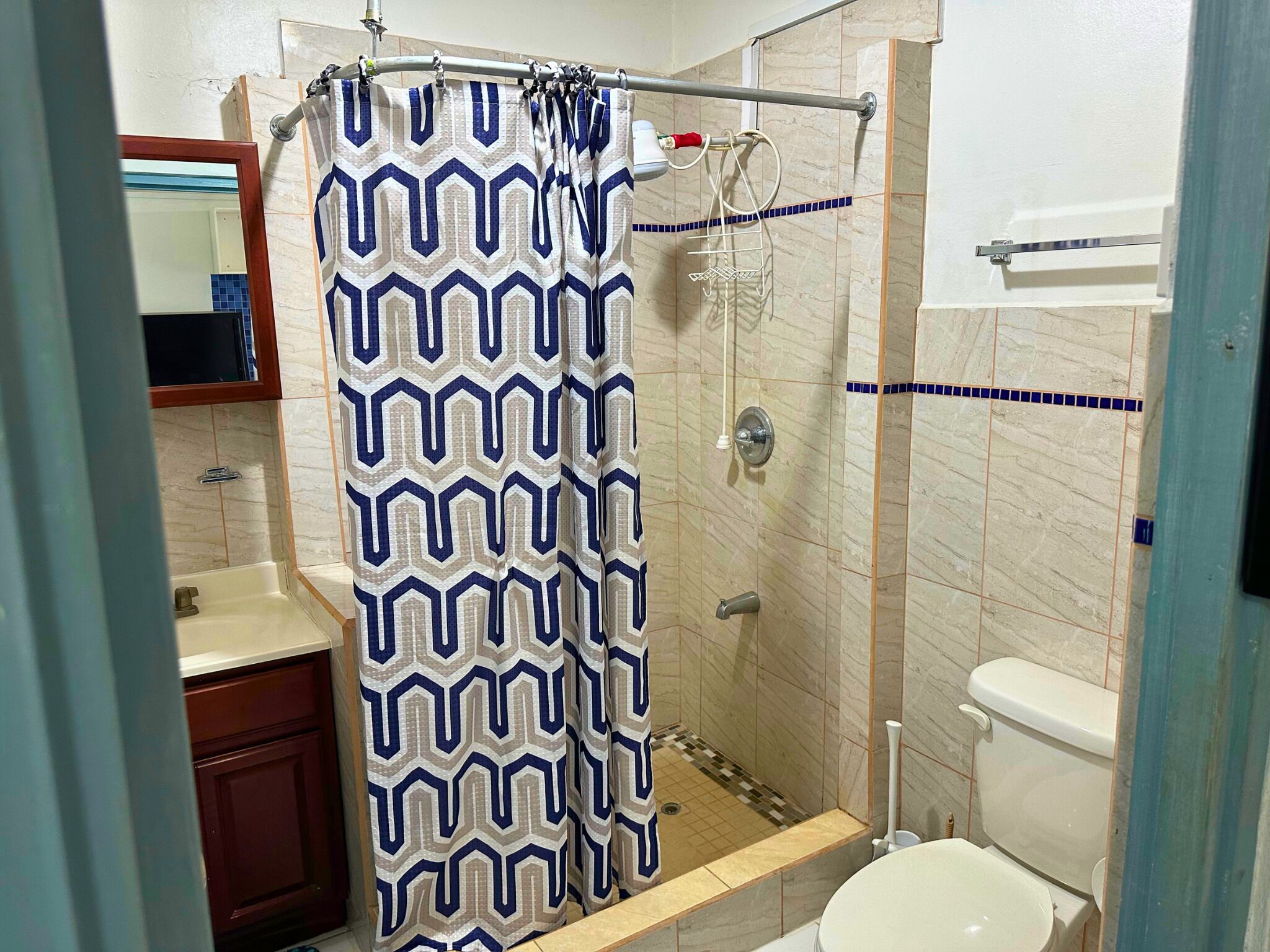 Basic Studio | Bathroom | Shower, rainfall showerhead, free toiletries, hair dryer