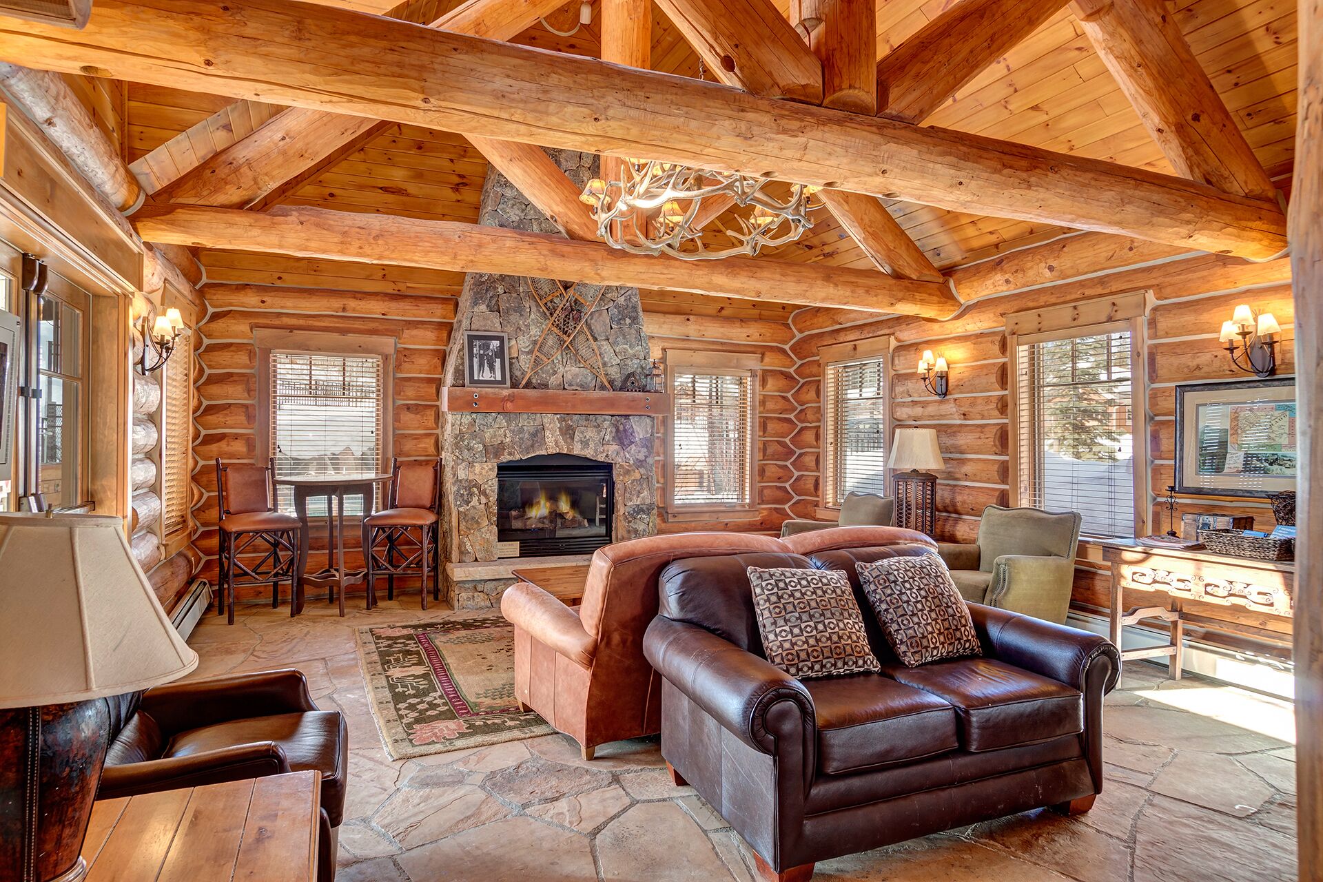 Télévision, cheminée