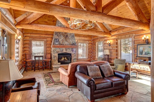 Stunning 3 BR Townhome in Keystone! Enjoy the complex hot tub after a long day o