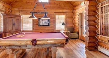 Stunning 3 BR Townhome in Keystone! Enjoy the complex hot tub after a long day o