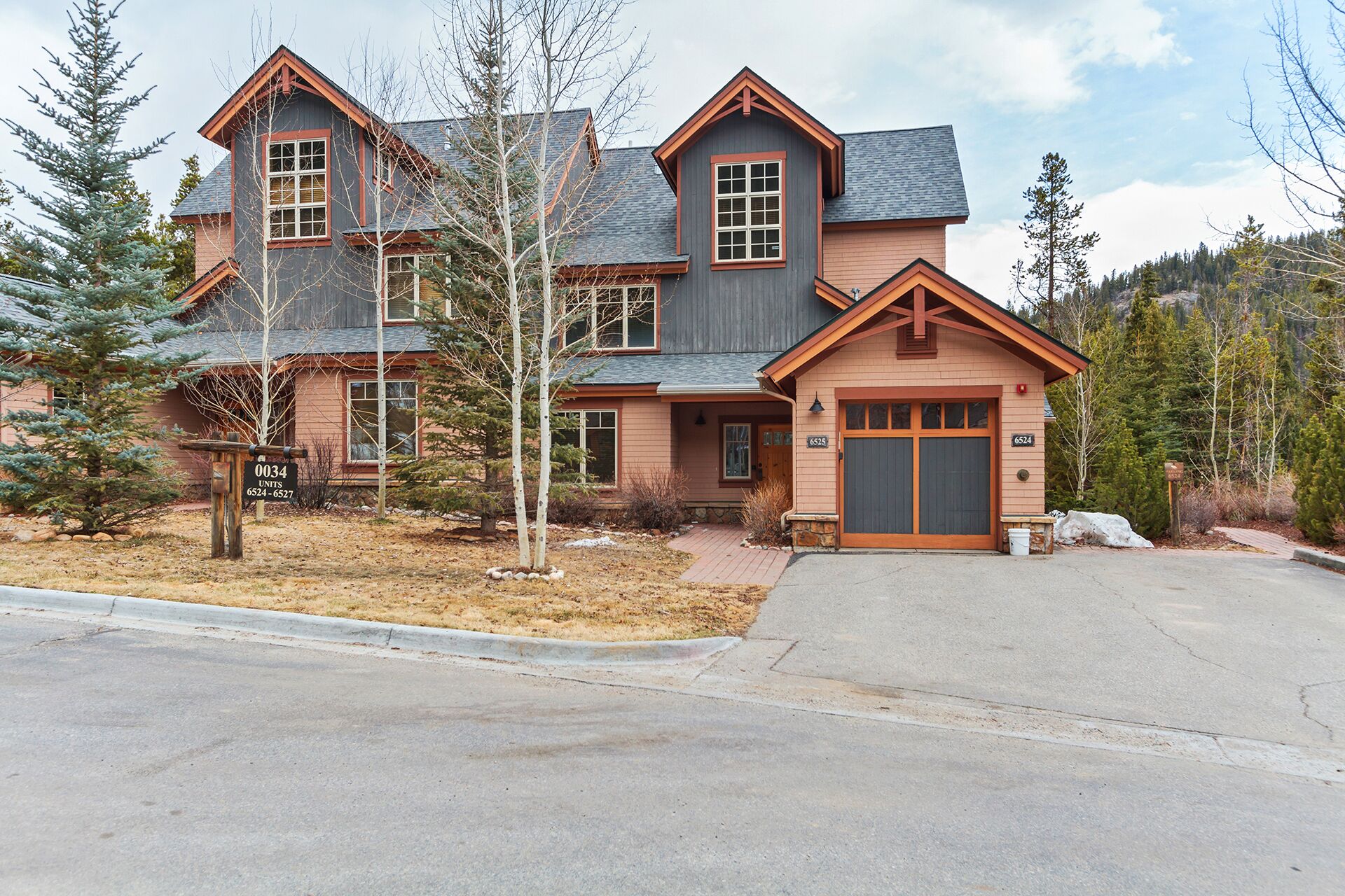 Stunning 3 BR Townhome in Keystone! Enjoy the complex hot tub after a long day o