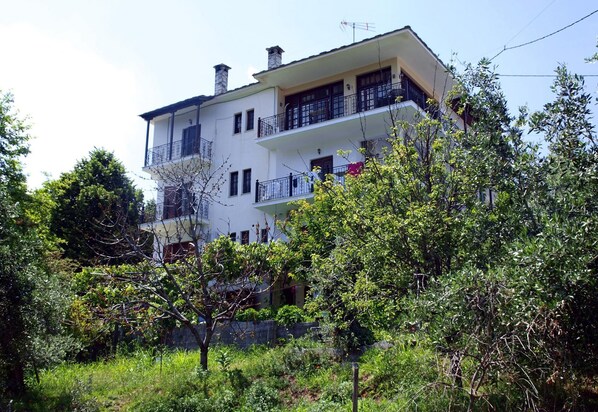 A multi-story building with balconies, surrounded by greenery. - Paradeisos Double Room With Balcony 5 (Zagora-Mouresi)