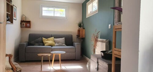 Charmant studio disposant d'un canapé convertible