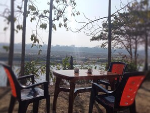 Frokost, lunsj og middag serveres, himalayanske retter (Nepal)