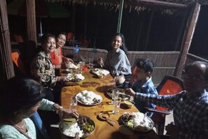 บริการอาหารเช้า อาหารกลางวัน และอาหารเย็น