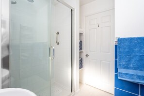 Shower, towels, soap, shampoo - 14 Acomb Wood Drive · Peaceful 2-Bed Home in York with Free Parking - Pass the Keys (York)