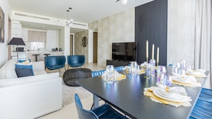 Deluxe Apartment | Dining room