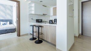 Deluxe Apartment | Private kitchen | Fridge, microwave, stovetop, dishwasher
