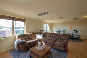 TV, offices - Tranquil Taylor - Two-Storey CBD Family Home, BBQ (Dubbo)